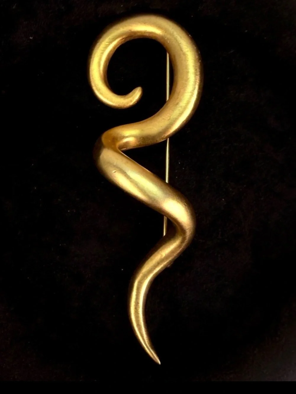 Gorgeous, matte goldtone vintage, brooch pin